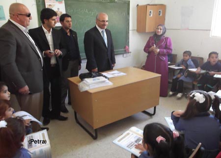 وزير التربية والتعليم يتفقد سير العملية التدريسية بالطفيلة