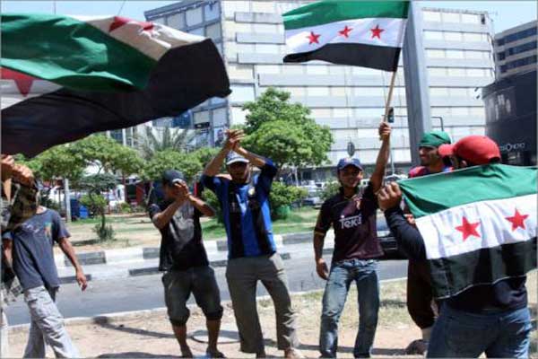 الفلسطينيون واللبنانيون مع تنحي الأسد