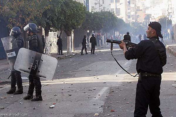 الشرطة تستخدم الغاز المسيل للدموع لتفريق محتجين في تونس على وفاة شخص تحت التعذيب 