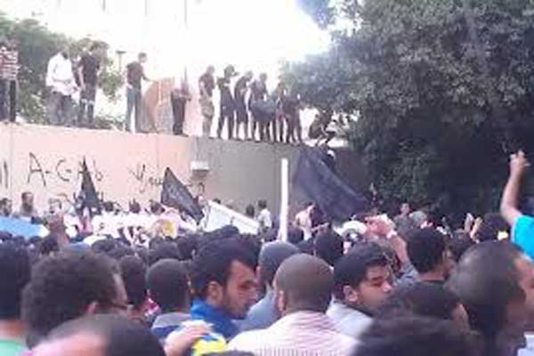 مصريون غاضبون من فيلم يتسلقون أسوار السفارة الأمريكية