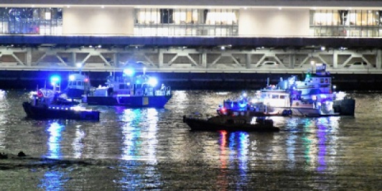 شاهد لحظة تحطُّم طائرة مروحية .. قُتل ركابها الخمسة ونجاة الطيار!