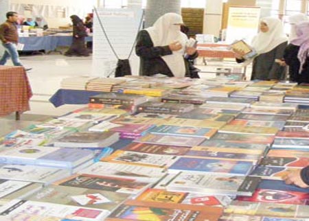 ناشرون يؤكدون اهمية وجود معارض للكتاب في الجامعات والمدارس 