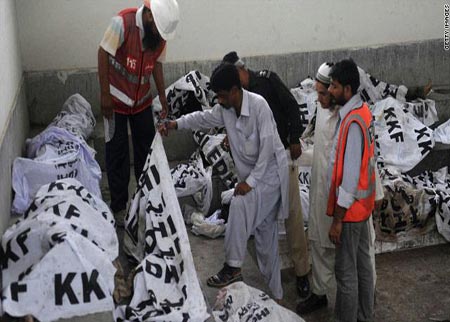 وفاة 166 شخصا حرقا بمصنع في باكستان