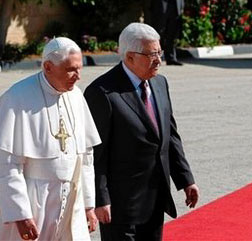 البابا يدعو لاقامة وطن للفلسطينيين ويأسف للجدار  المأساوي 