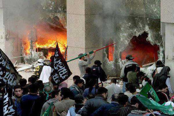 متظاهرون يقتحمون السّفارة الأمريكية في بيروت