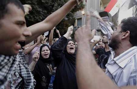 اصابات واعتقالات اثر تجدد الاشتباكات في محيط السفارة الأمريكية بالقاهرة