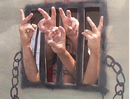 الأسرى الفلسطينيون في السجون الإسرائيلية يضربون عن الطعام تضامناً مع زملائهم القدامى