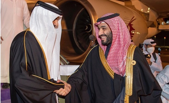 ابن سلمان يستقبل أمير قطر بحفاوة لدى وصوله الرياض (شاهد)