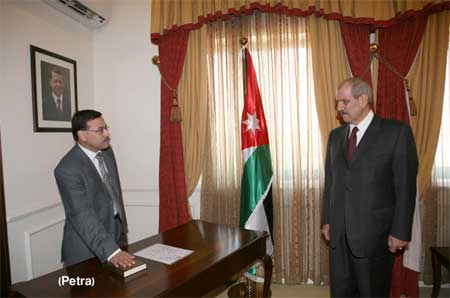 مسؤولو مؤسسات وهيئات يؤدون اليمين القانونية امام رئيس الوزراء