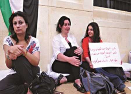 سوريون يضربون عن الطعام وينامون على «الأرصفة» تضامناً مع ضحايا «المجازر»