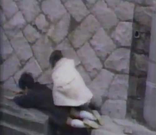 يساعد أخته