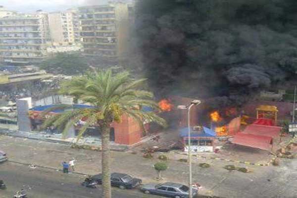 محتجون يضرمون النار فى مدرسة أمريكية فى تونس