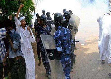 محتجون يضرمون النار بسفارة ألمانيا بالخرطوم