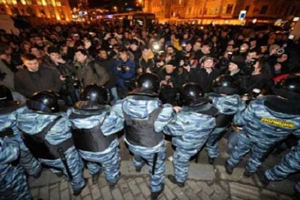 عشرات الآلاف في حشد يندد ببوتين وموسكو تتفادى «ميداناً» للاعتصامات