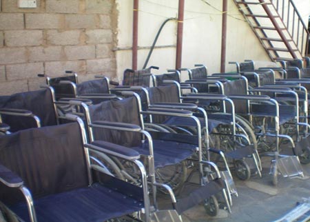 توزيع كراسي متحركة على المصابين العسكريين في اربد  