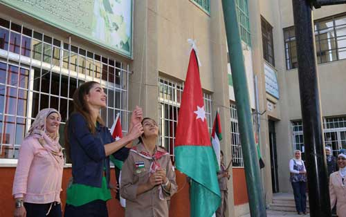 الملكة تشارك طالبات مدرسة ام السماق الثانوية للبنات فعاليات الطابور الصباحي  ( صور )