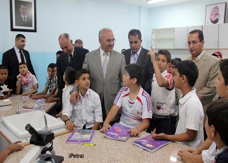 وزير التربية يفتتح مدرستين في قصبة عمان والقويسمة 