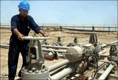 النفط يتراجع دون الـ57 دولاراً  