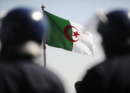 مقتل ضابط وإصابة ثلاثة جنود بانفجار لغم في شمال شرق الجزائر