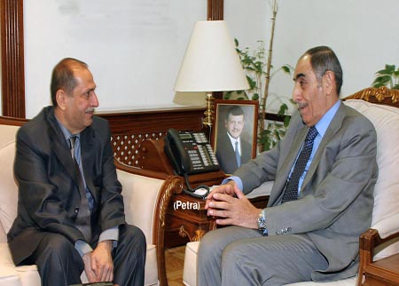 وزير الداخلية يلتقي مسؤولا عراقيا 