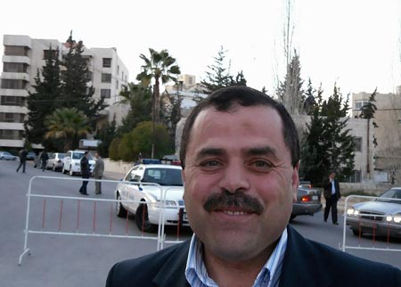 ناشطون يتفقدون اشجارا مهددة بالازالة في مشروع العبدلي  