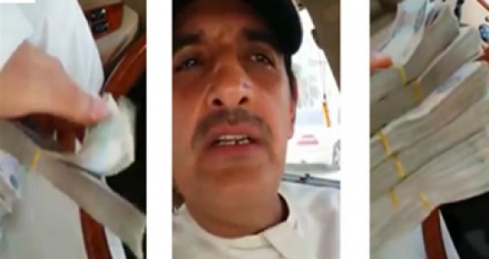 فيديو: إماراتي يوزع عيديات بنصف مليون درهم على أصدقائه في قروب بالواتساب فيديو: إماراتي يوزع عيديات بنصف مليون درهم على أصدقائه في قروب بالواتساب
