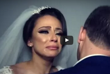 بالفيديو.. انهيار عروس من البكاء لحظة وداع أسرتها
