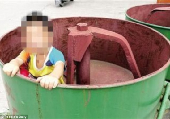 بالصور.. ربط طفل من رقبته في شجرة بسبب شقاوته