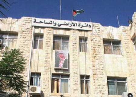  مكاتب ادارة اراضي اربد تشهد ازدحاما لكثرة المراجعين 