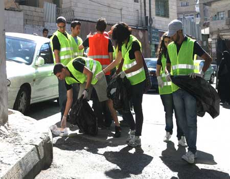 تجمع طلابي والامانة ينفذان حملة بيئية بمنطقة رأس العين  