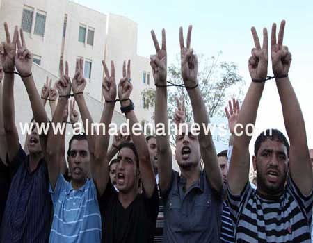 ناشطون امام الجويدة : الحرية للمعتقلين ( صور )