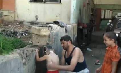بسبب انقطاع المياه : عائلة تستحم في سلطة مياه الزرقاء ( فيديو ) بسبب انقطاع المياه : عائلة تستحم في سلطة مياه الزرقاء ( فيديو )