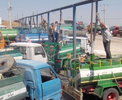 المنطقة العسكرية الوسطى تزود اهالي دير علا بصهاريج مياه