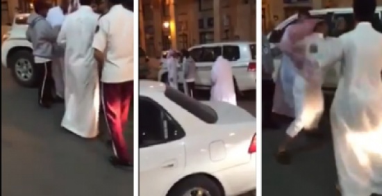 بالفيديو: الخلاف على موقف سيارة يتسبب بمشاجرة عنيفة بين شخصين بالفيديو: الخلاف على موقف سيارة يتسبب بمشاجرة عنيفة بين شخصين
