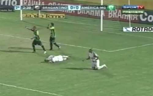 حارس مرمى يلعب كونغ فو