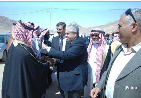 رئيس سلطة العقبة يزور قرية تتن