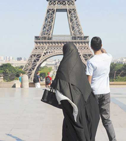 وزير الداخلية الفرنسي يهدد بطرد اي شخص يحاول تهديد النظام باسم الاسلام وزير الداخلية الفرنسي يهدد بطرد اي شخص يحاول تهديد النظام باسم الاسلام