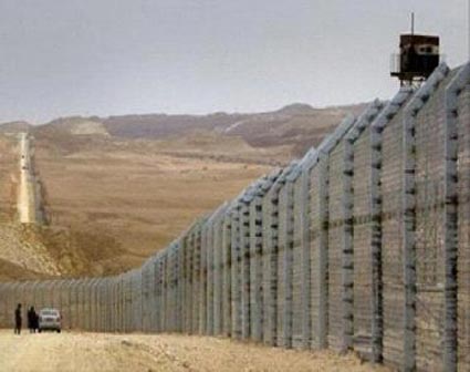الجيش الإسرائيلى يطلق النيران عشوائيا تجاه منازل شمال وجنوب غزة الجيش الإسرائيلى يطلق النيران عشوائيا تجاه منازل شمال وجنوب غزة
