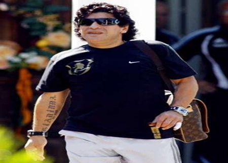 مارادونا يجري جراحة في العين مارادونا يجري جراحة في العين