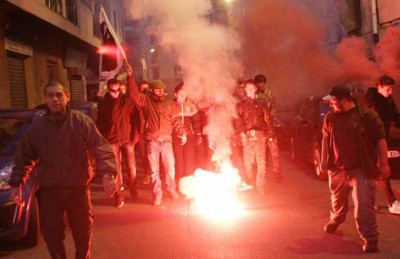 متظاهرون يرددون هتافات تطالب برحيل العرب من جزيرة كورسيكا الفرنسية متظاهرون يرددون هتافات تطالب برحيل العرب من جزيرة كورسيكا الفرنسية