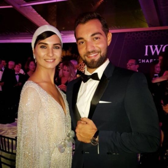 توبا بويوكستون بفستان مكشوف وغطّت شعرها! – بالصورة توبا بويوكستون بفستان مكشوف وغطّت شعرها! – بالصورة