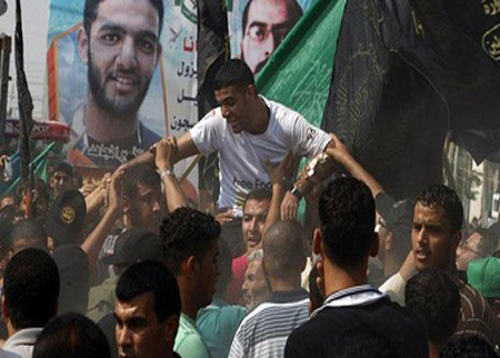 محمود السرسك يرفض دعوة برشلونة وحماس تطالب بمقاطعة المباراة