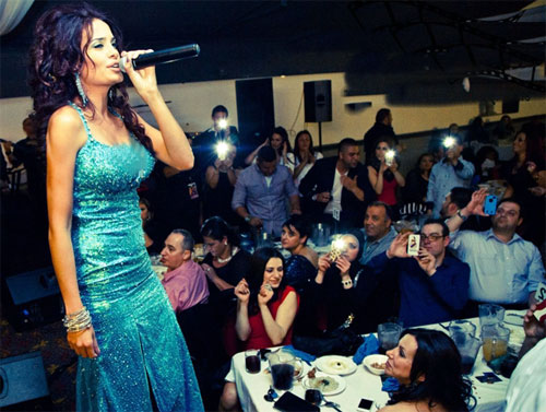 دومينيك تشعل مسارح أستراليا دومينيك تشعل مسارح أستراليا