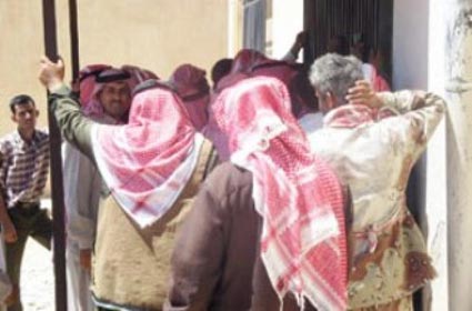 مربو الماشية بلواء القصر يحتجون على نقص مادة الاعلاف مربو الماشية بلواء القصر يحتجون على نقص مادة الاعلاف
