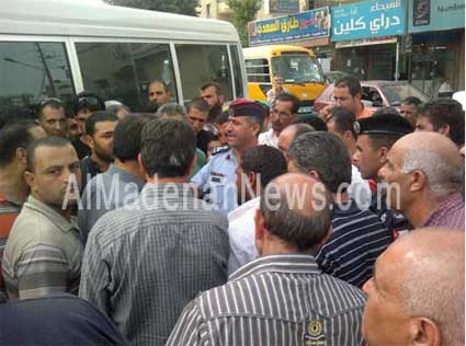 اعتصام سائقي حافلات " اربد - جامعة التكنولوجيا " للمطالبة بعودتهم إلى المسار القديم ( صور )