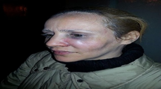 «شاهد» عون أمن تونسي يُبرح سيدة ضرباً في القطار أمام الركاب لسبب صادم!