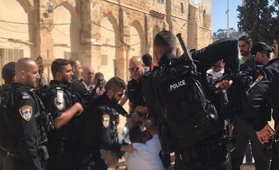 إسرائيل تعتقل 10 مقدسيين بدعوى "قيادة" مواجهات "الأقصى" إسرائيل تعتقل 10 مقدسيين بدعوى "قيادة" مواجهات "الأقصى"