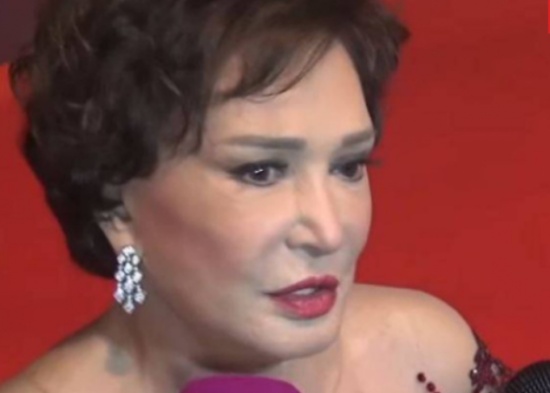 بالفيديو – لبلبة بإطلالة مذهلة.. شاهدوا تعرضها لموقف محرج وبكاءها