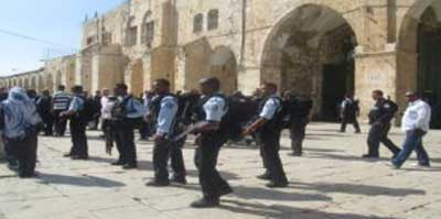 مواجهات بين الفلسطينيين وقوات الشرطة الإسرائيلية في الحرم القدسي مواجهات بين الفلسطينيين وقوات الشرطة الإسرائيلية في الحرم القدسي