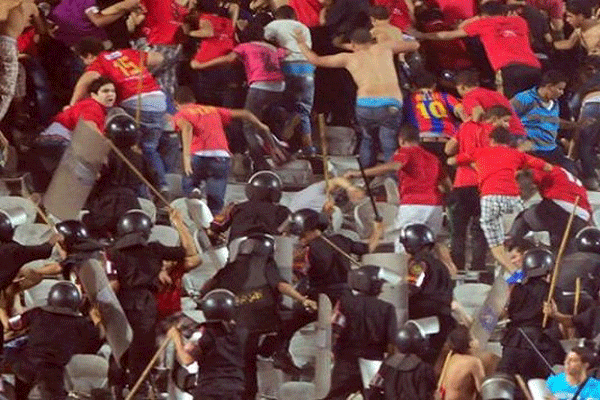 اشتباكات فى استاد القاهرة أثناء الاحتفال بنصر أكتوبر